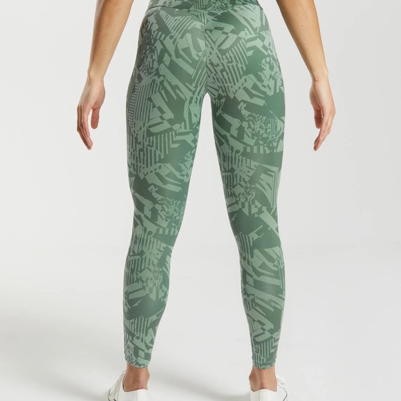 BN Gym Shark Set in sage green geometric print - Picture 4 of 11